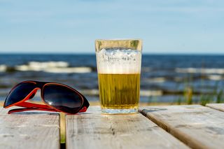 Alkohol w upał to kiepski pomysł. Zobacz, czym to grozi