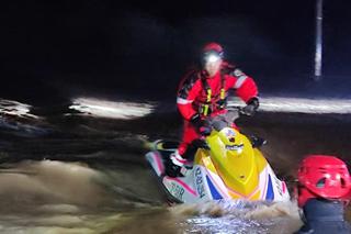 Dramatyczna akcja ratunkowa w Dzierżysławicach. Rodzina utknęła w aucie otoczonym wodą!