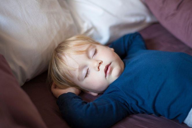 Jak ułatwić usypianie dwulatka? Dzięki temu będzie spał jak suseł. Poznaj sprawdzone sposoby na nocne pobudki i regresję snu