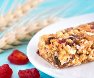 Domowe batoniki musli z żurawiną: pomysł na zdrową przekąskę