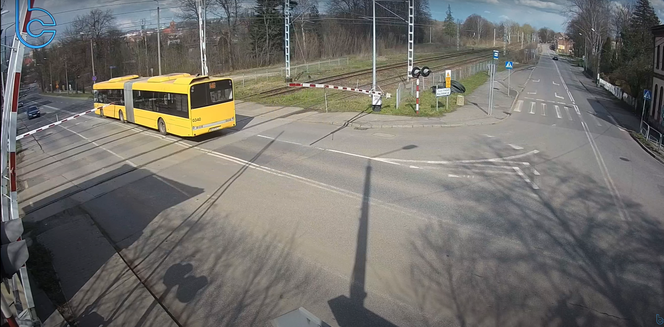 Wjechał autobusem na tory, choć zamykały się rogatki. 