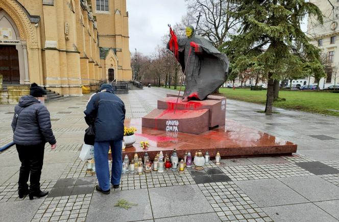 Zdewastowany pomnik Jana Pawła II w Łodzi