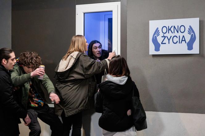 Na Wspólnej odc. 3376 Janek (Bartłomiej Kraszewski), Bella (Karolina Matej), Antek (Jakub Jankiewicz), Słowik (Maksymilian Piotrowski), Elka (Martyna Czekalska)