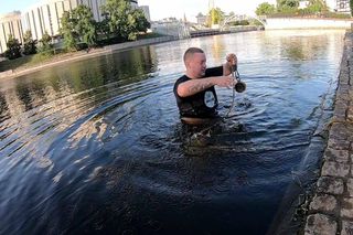 Bydgoszczanin zarzucił wędkę nad Brdą. Nie widziałem, co to, więc wziąłem to do ręki. Byłem w szoku