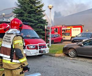 Pożar w magazynie firmy spożywczej. Słup ognia i dymu widać z daleka. 200 strażaków walczy z płomieniami