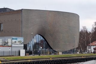 Inspiracją do budynku były wydmy, port i wypłukane drewno. Budowa nowego oddziału Narodowego Muzeum Morskiego w Łebie właśnie dobiega końca