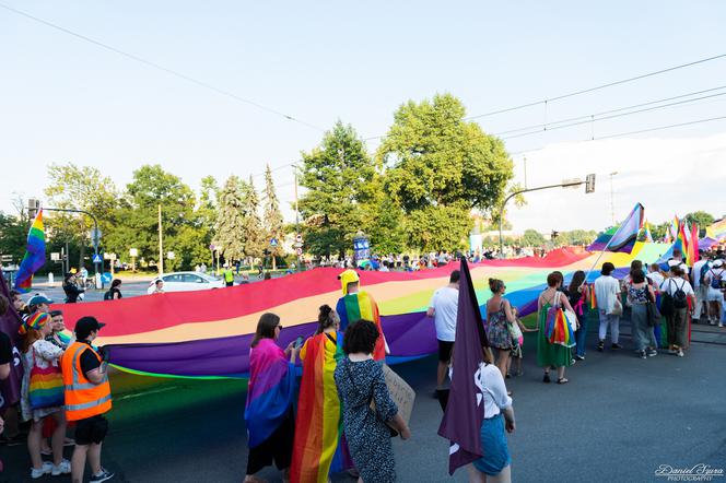 Marsz Równości w Krakowie - tłumy na wydarzeniu pod hasłem "Zaczerpnąć tchu".