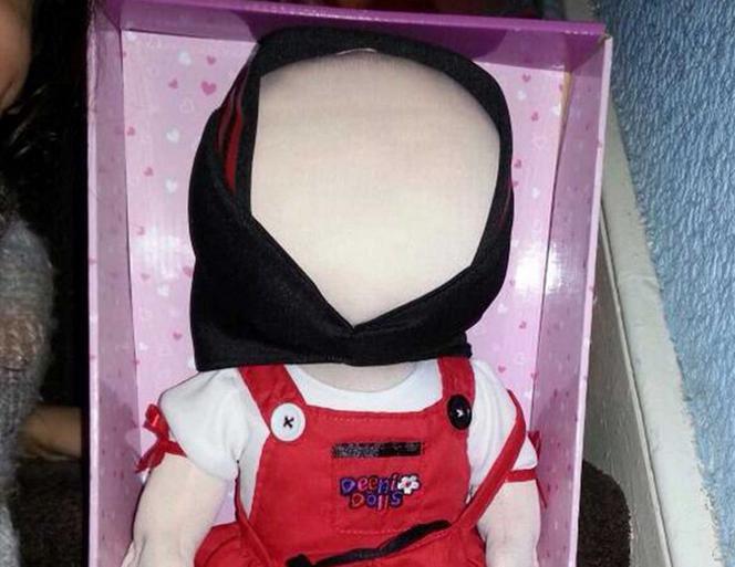 Lalka BEZ TWARZY dla muzułmańskich dziewczynek w brytyjskich sklepach