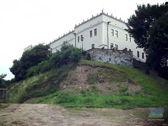 Zaniedbana skarpa Zamku Książąt Pomorskich