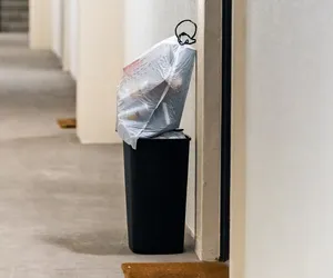 Sąsiad wystawia śmieci na klatkę? Tak rozwiążesz ten uciążliwy problem 