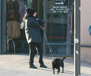 Krystyna Janda w Sopocie zamiast wdychać jod - kurzy jak lokomotywa!