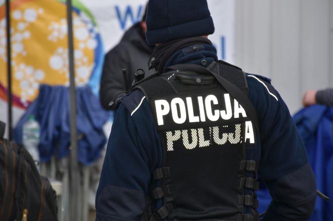 Policjanci zaopiekowali się dziećmi zostawionymi na dworcu. Czekali na ich mamę 