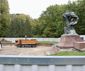 Turyści szukają śladów Chopina. Świat zjeżdża do nas na koncerty, a tu wszystko rozkopane!