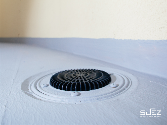 Wykonanie spadków oraz zastosowanie odpowiedniego systemu odprowadzania wody, skutecznie zapobiega gromadzeniu się jej na tarasie czy balkonie