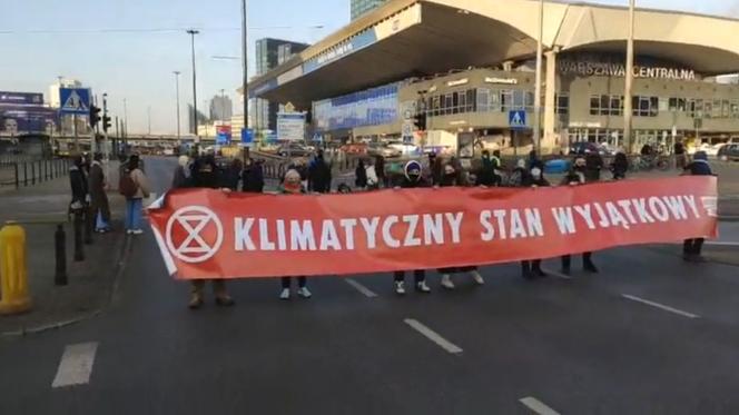 Strajk klimatyczny w Warszawie 26.02.2021! Skrzyżowanie Emilii Plater i Al. Jerozolimskich zablokowane! [WIDEO]