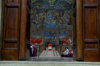 Z OSTATNIEJ CHWILI: Rozpoczęło się konklawe 2025 – kardynałowie złożyli przysięgę w Kaplicy Sykstyńskiej