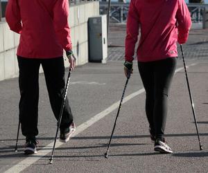 nordic walking - świetnie odciąża stawy kończyn dolnych i wpływa na poprawę stabilizacji ciała