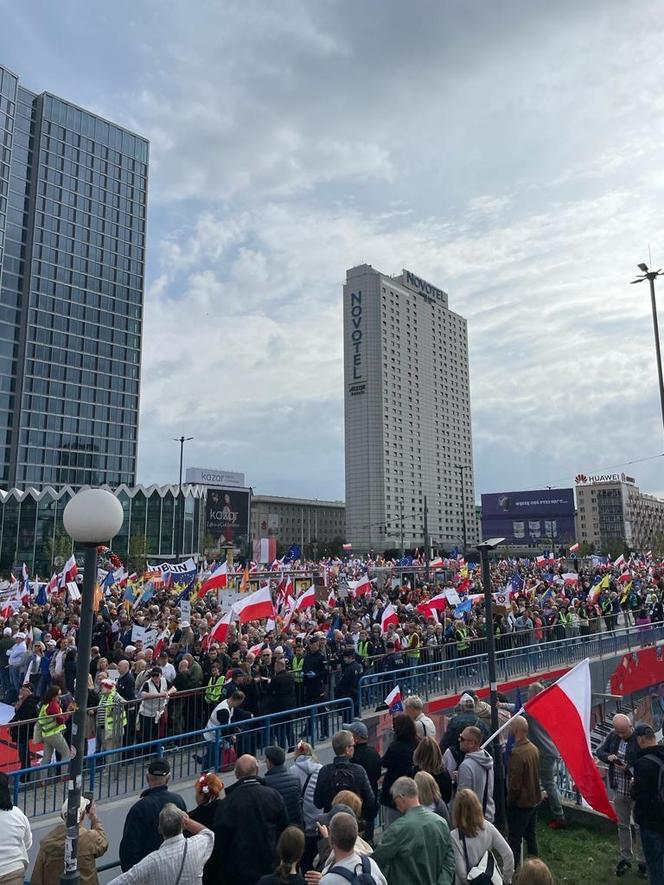 Ruszył Marsz Miliona Serc! Ogromne tłumy Polaków na ulicach Warszawy [ZDJĘCIA]