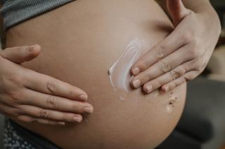 Czy można depilować brzuch w ciąży? Zobacz, jak bezpiecznie pozbyć się owłosienia z ciążowego brzuszka