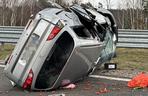 Horror w powiecie wołomińskim. Przerażający wypadek. Honda koziołkowała przez kilkadziesiąt metrów