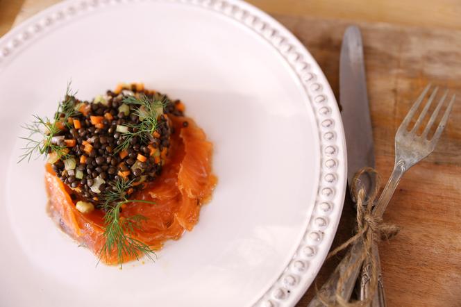 Łosoś gravlax z sałatką z soczewicy, marchewki i selera naciowego: przepis Agaty Wojdy [WIDEO]