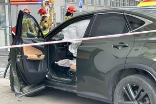 Auto wbiło się w budynek Instytutu Lotnictwa