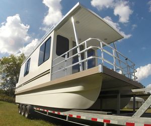 Miniaturowy houseboat do przewożenia na przyczepie