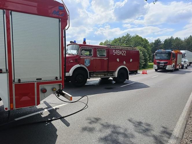 Fatalne skutki wyprzedzania! Uderzone auto stanęło w płomieniach. Zginęła jedna osoba