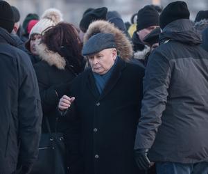 Miesięcznica smoleńska w cieniu kryzysu na szczeblach władzy w Polsce