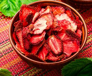 Chipsy z truskawek – pyszny sposób na zatrzymanie truskawkowego smaku  na później