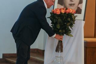 Jacek Kurski modli się w intencji zmarłej  matki