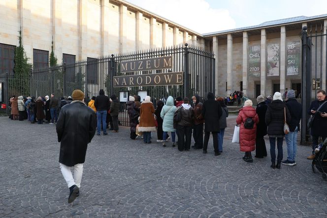 Warszawiacy szturmowali muzeum. Gigantyczne kolejki w ostatnim dniu wystawy obrazów Chełmońskiego