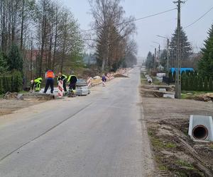 Gmina Urzędów rusza z drogowymi inwestycjami. W wielu miejscach rozpoczęły się już prace