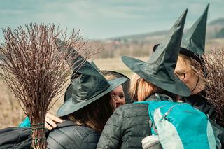W poszukiwaniu świętokrzyskich czarownic. W tym roku w Góry Świętokrzyskie przyjechało ponad 300 osób