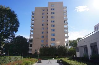 W tym bloku w Warszawie żył i zginął Zdzisław Beksiński. Tak wygląda to miejsce dziś