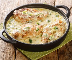 Pyszny obiad w 30 minut? Przygotuj filety z kurczaka w sosie porowym