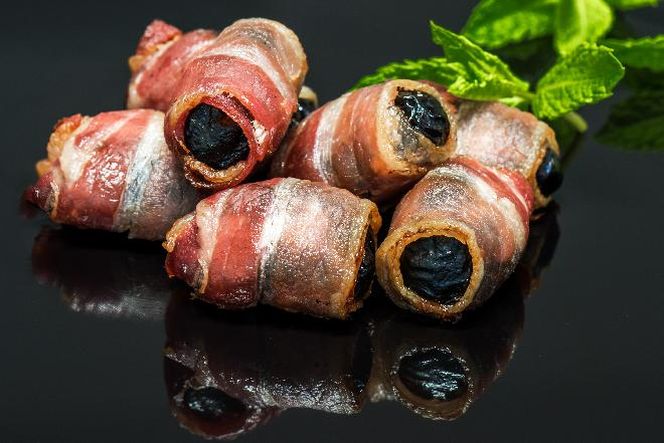 Przekąska: suszone śliwki w boczku - przepis