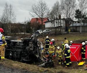 Śmiertelny wypadek pod Bełchatowem. Pasażerka busa zginęła w zderzeniu z tirem na DK nr 74