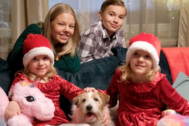 M jak miłość odc. 1852. Lenka (Olga Cybińska), bliźniaczki (Julia, Marcelina Kempka), Misiek (Aleksander Bożyk)