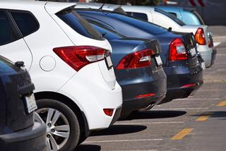 Awantura na parkingu w Łomży. Bandyckie zachowanie młodego kierowcy. Brak słów!