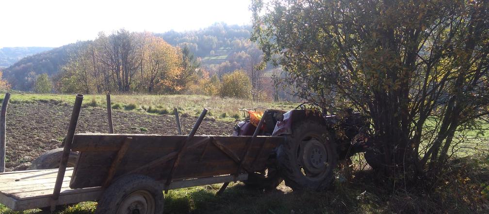 Wypadł z ciągnika, przejechała go przyczepa. Wypadek w gminie Tokarnia [ZDJĘCIA]