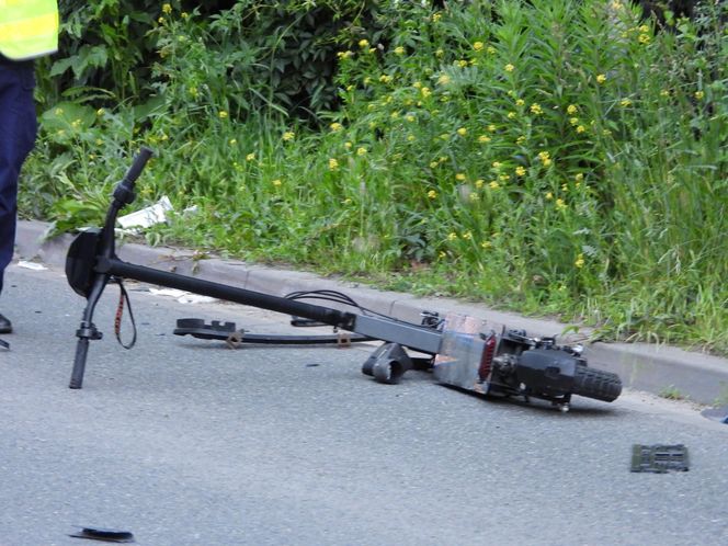 Pruszków. Przed szpitalem wpadł hulajnogą pod BMW. 21-latek w stanie krytycznym