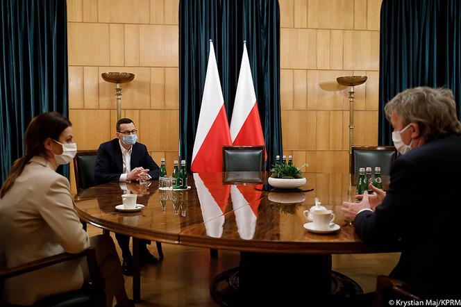 Prezes PZPN i minister sportu z wizytą u premiera Morawieckiego. Wszyscy mieli maseczki