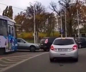 Tramwaj wjechał w auto! Szokujące nagranie z ulicy Hubskiej we Wrocławiu 