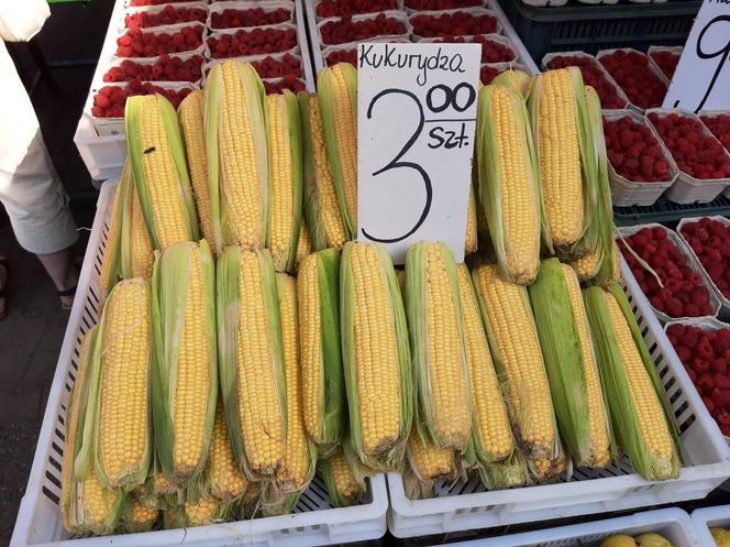 Ceny jesiennych przysmaków. Ile zapłacimy za kukurydzę, śliwki czy orzechy na targu w Rzeszowie?