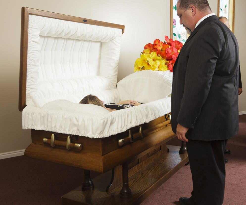 Kobieta w trumnie przed pogrzebem