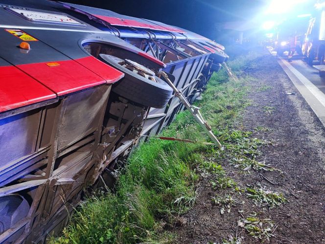 Wypadek autokaru wojskowego na autostradzie A4. Wielka akcja służb ratunkowych [ZDJĘCIA]