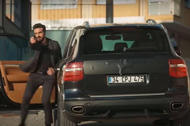 W drodze powrotnej auto Yamana zatrzymają obcy ludzie 