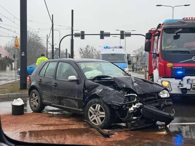 W Bydgoszczy osobówka zderzyła się z autobusem miejskim. Policjanci wskazują sprawcę