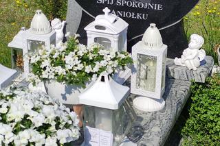 Potworni rodzice skatowali malutką Zuzię na śmierć. Sąd zabrał ją od kochającej rodziny. Widok pomnika sprawia, że serce pęka